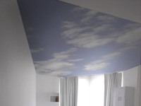 Натяжной потолок в спальне