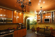 ФОтографии глянцевого натяжного потолка в кухне