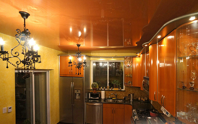 Глянцевые потолки в кухне